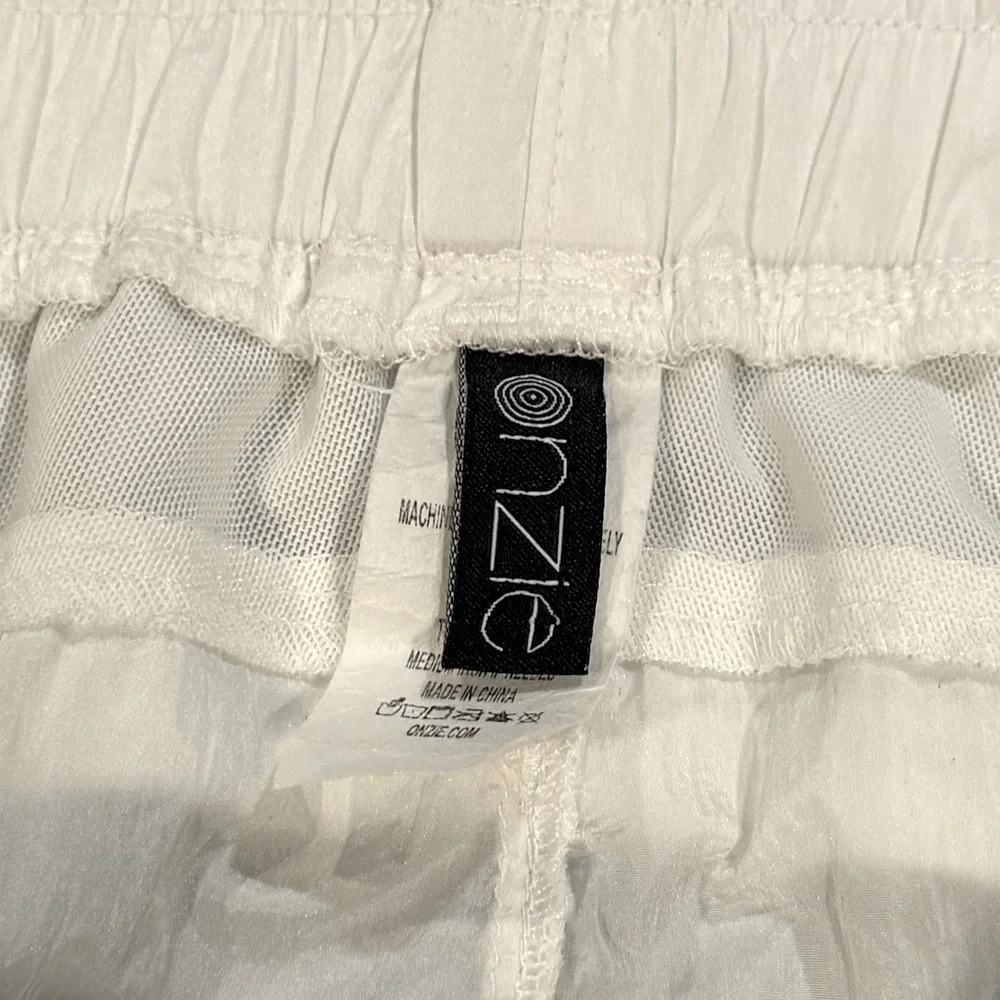 Onzie Yoga Flow Nylon White Parachute Shorts Womens Medium / Large